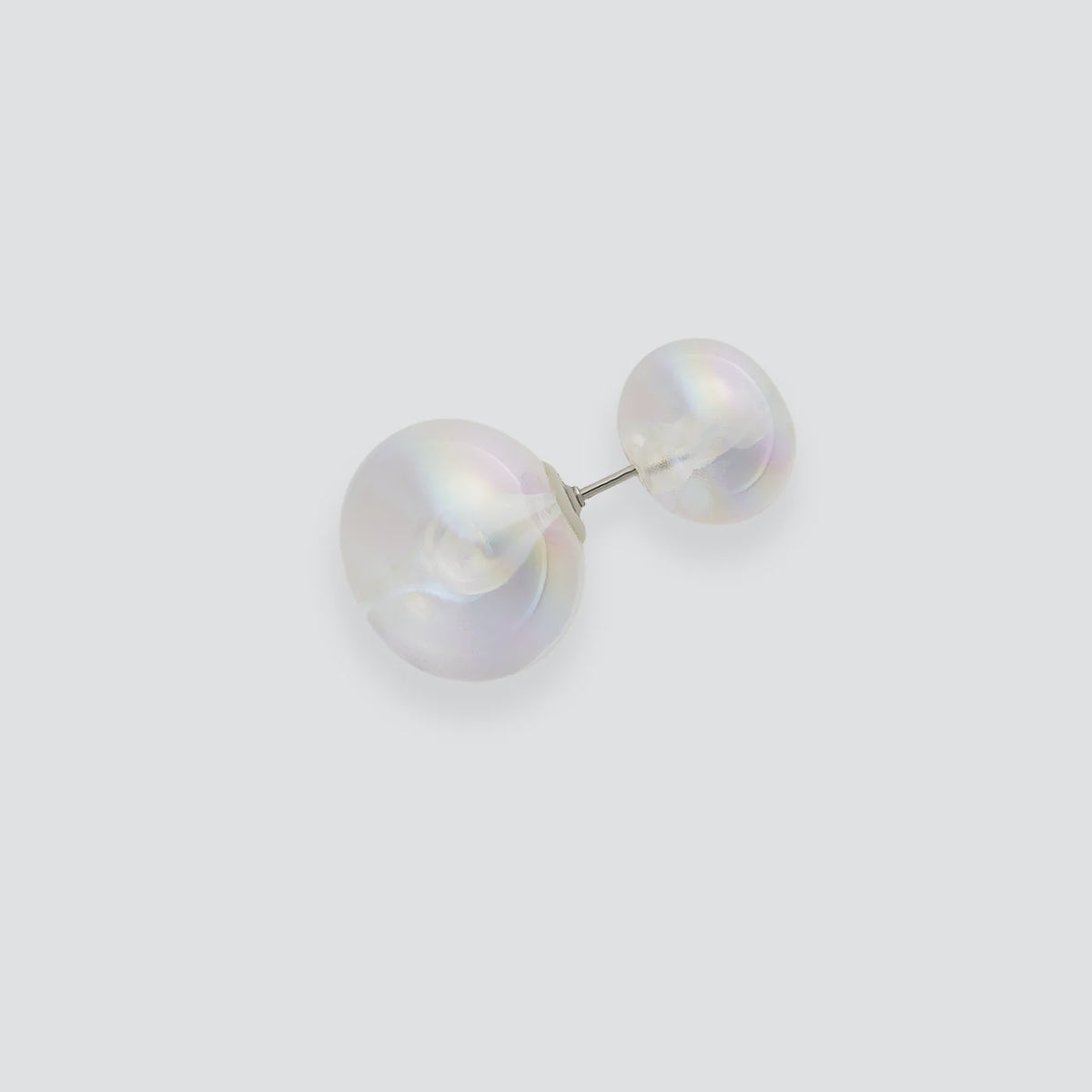 Single stud double-sided earring pearl earrings, one slightly larger than the other, on a light gray background